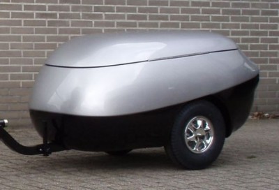 Aanhanger achter motor.